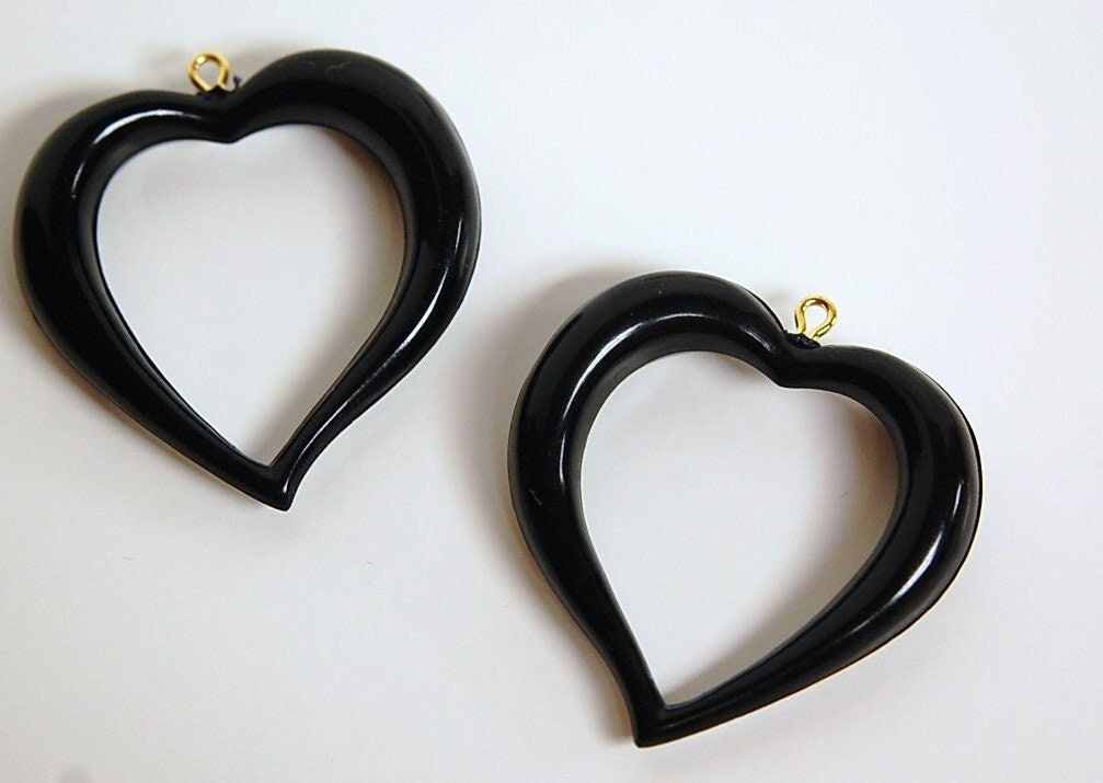 Vintage Black Acrylic Open Heart Pendants pnd059A