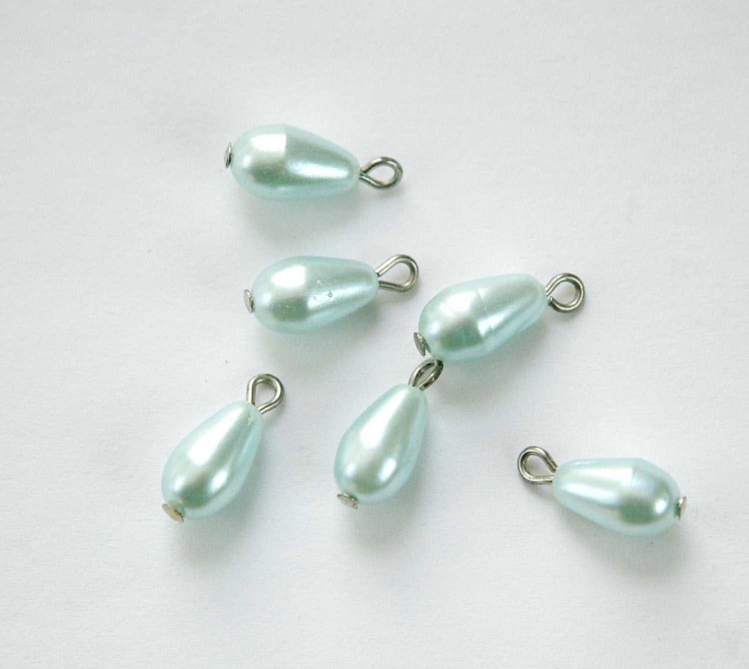 Vintage Acrylic Faux Pearl Teardrop Aqua Silver Loop (8) drp122C