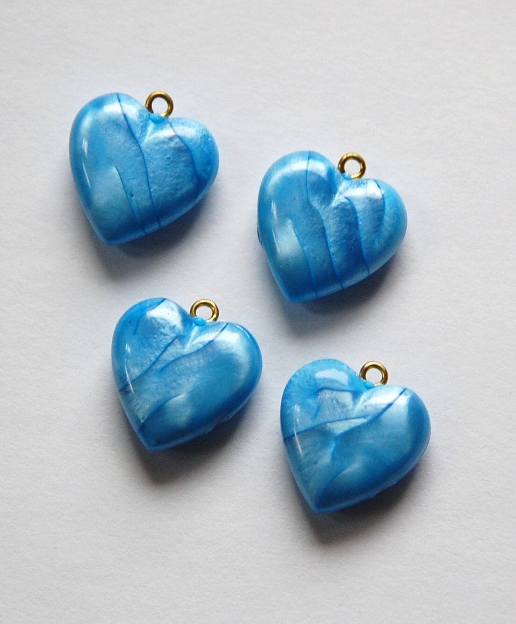 Vintage Small Blue Pearl Acrylic Heart Charms Pendants chr175F