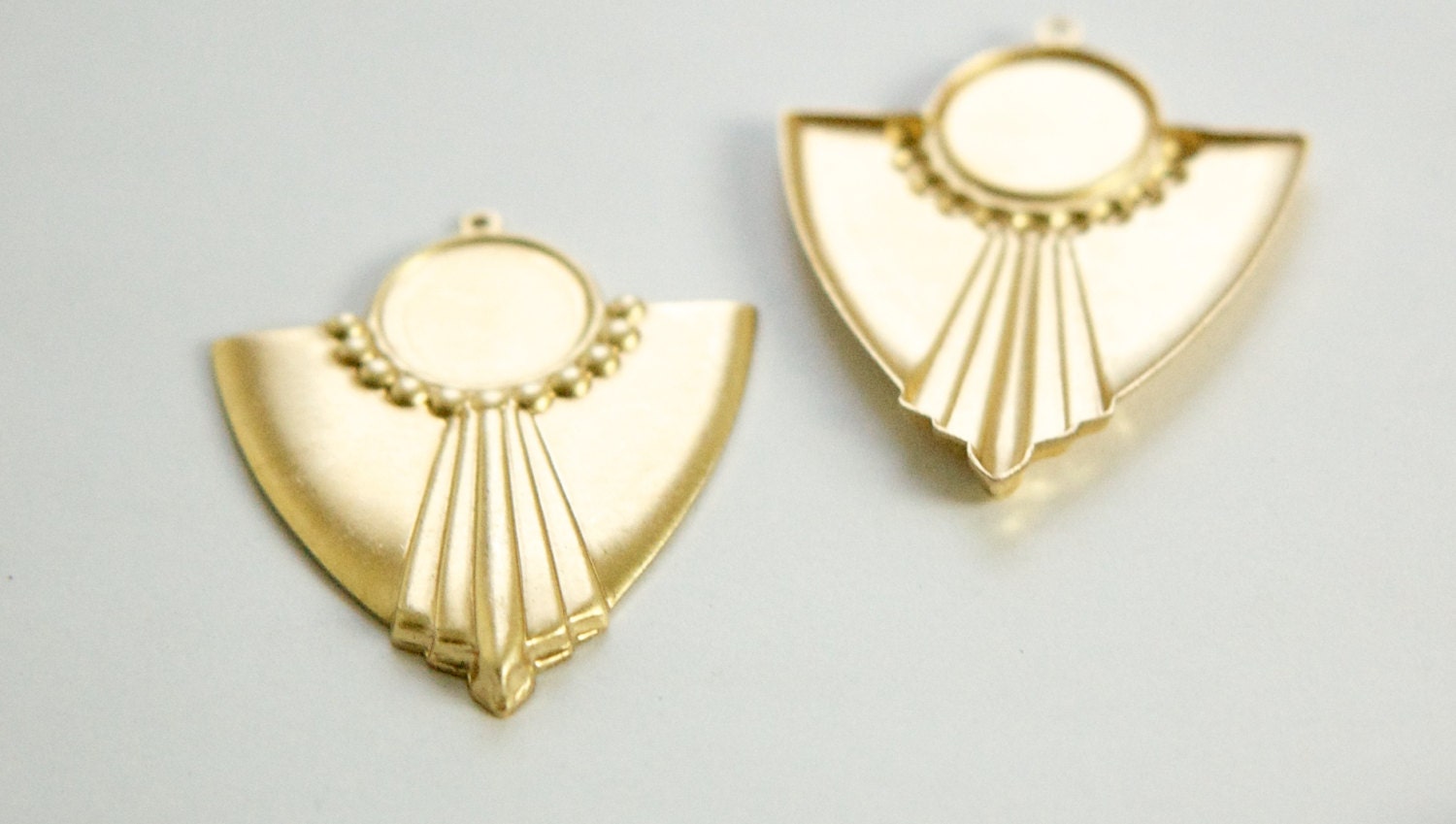 1 loop Raw Brass Deco Swag Shield Pendant with 13mm Setting (4) pnd022E