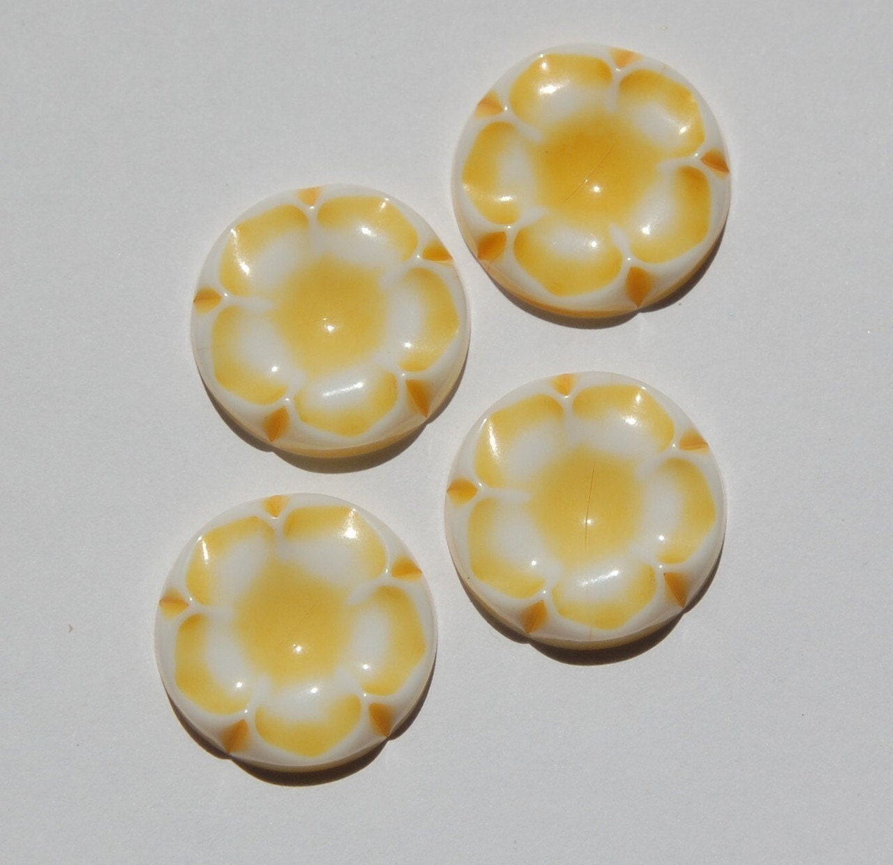 Vintage Plastic Yellow and White Flower Cabochon 18mm cab647B
