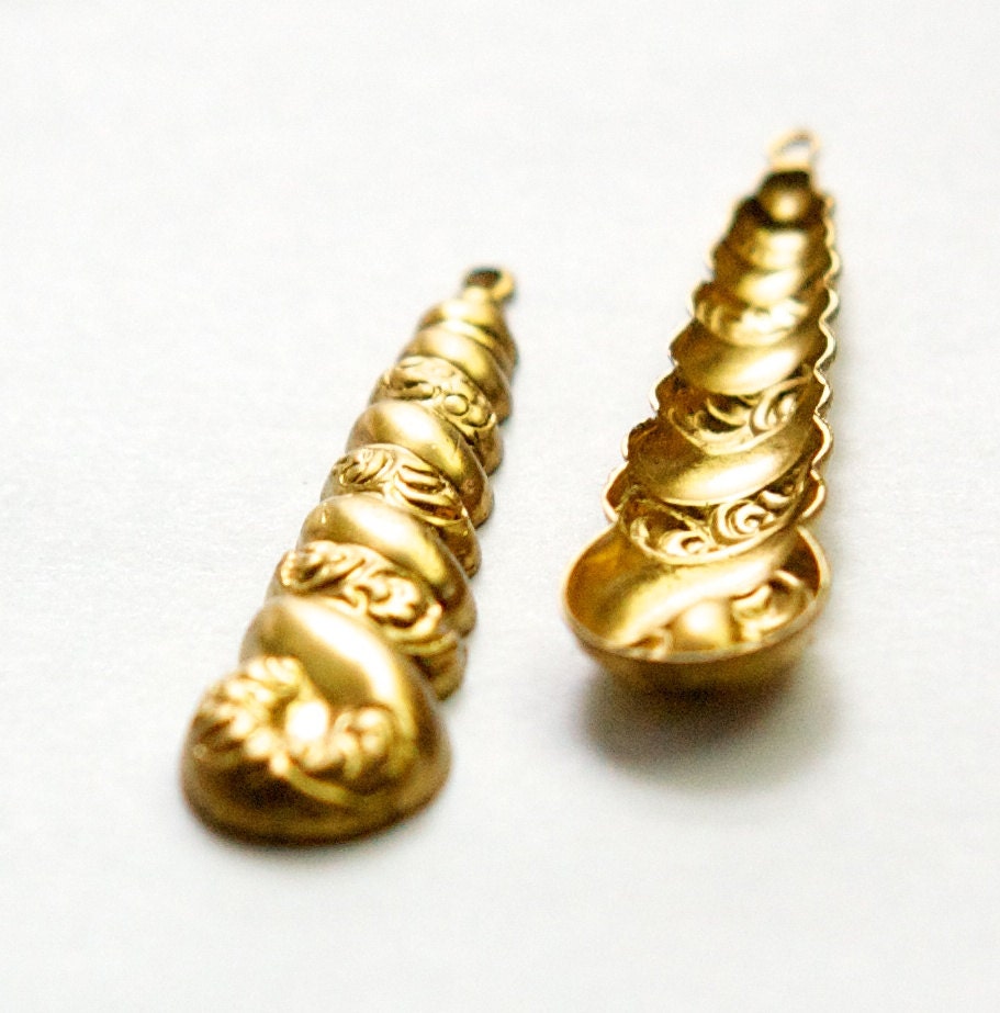 Twisted Brass Stamping Pendants Teardrops with Loop (4) mtl314A