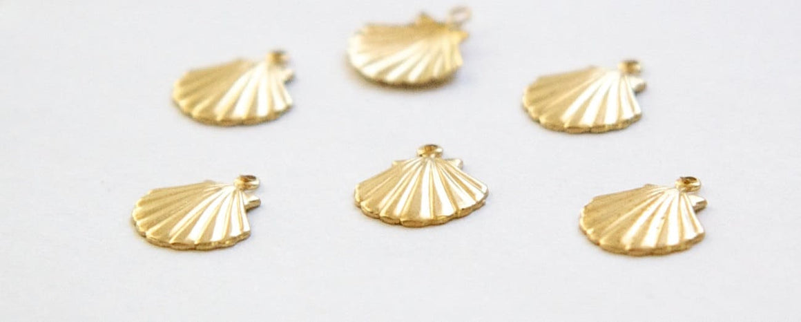 Top Loop Raw Brass Scallop Shell Charm (8) chr019C