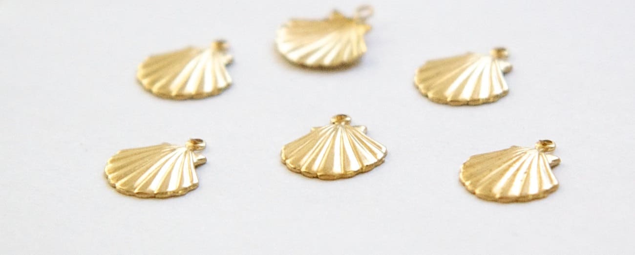 Top Loop Raw Brass Scallop Shell Charm (8) chr019C