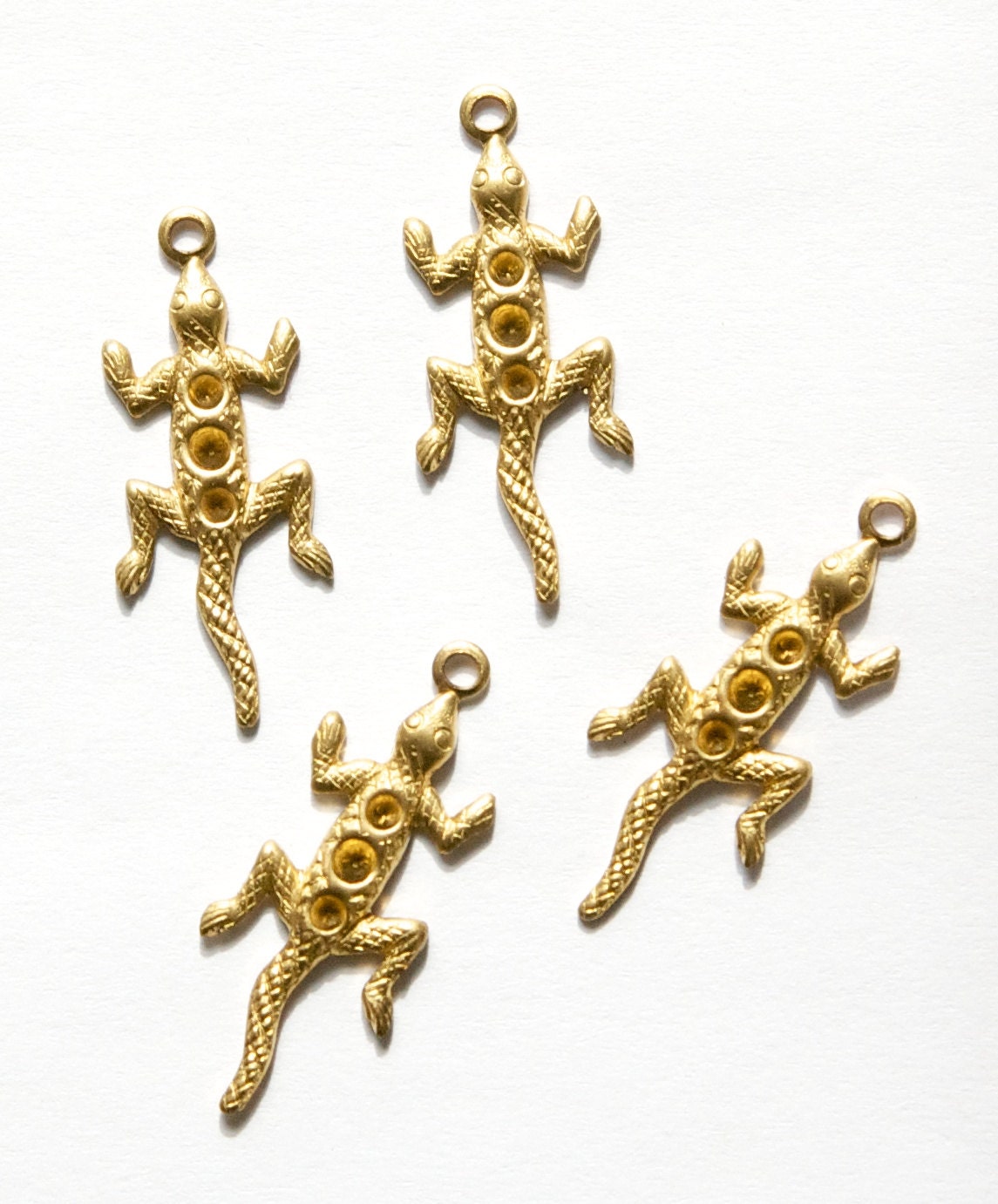 Raw Brass Lizard with Settings Findings Charms (8) chr111B
