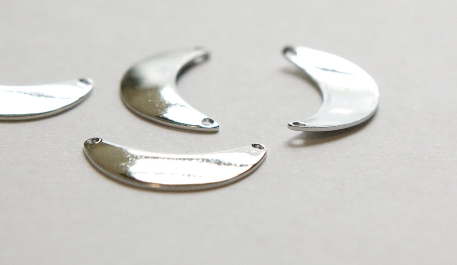 2 Hole Silver Plated Small Crescent Pendant Connector (8) mtl388D