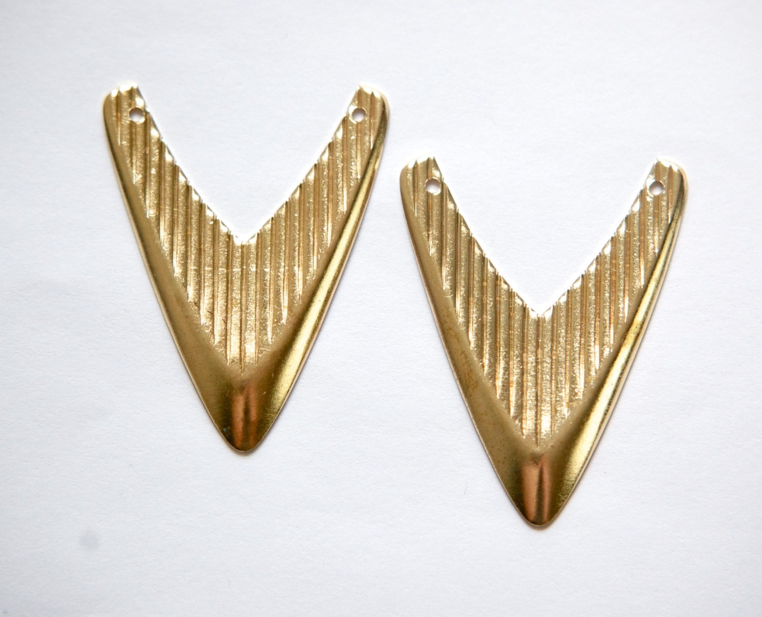 2 Hole Raw Brass Top Ribbed Triangle Pendant (6) mtl421A