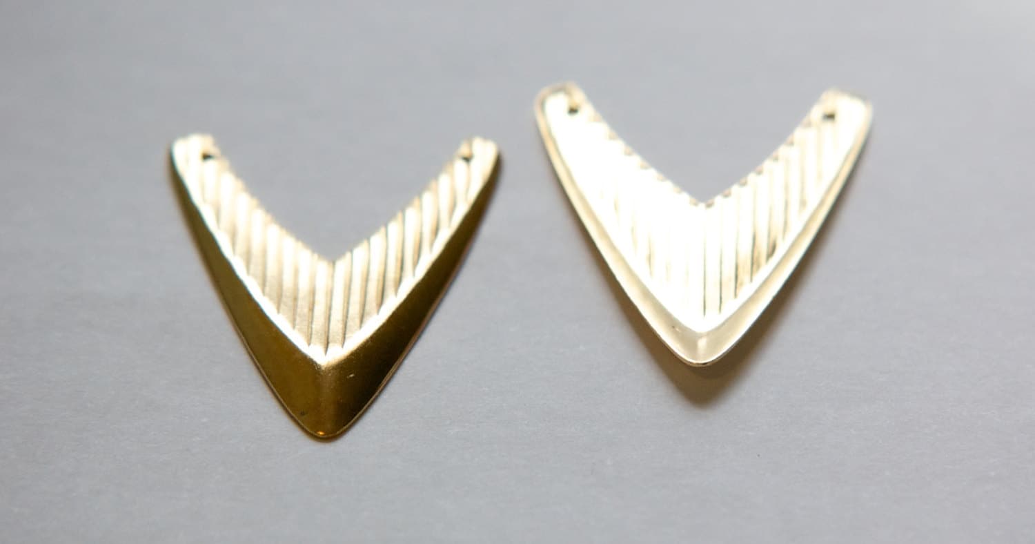 2 Hole Raw Brass Top Ribbed Triangle Pendant (6) mtl421A