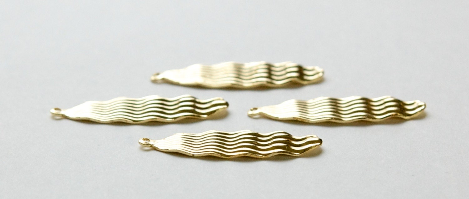 Raw Brass Ribbed Wavy Oval Top Loop Pendant (6) mtl424A