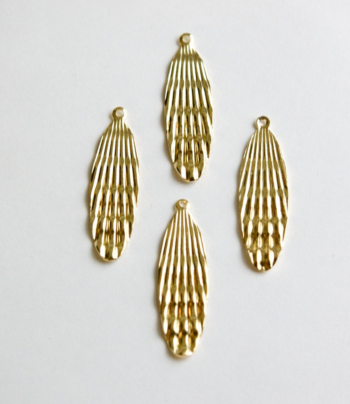 Raw Brass Ribbed Wavy Oval Top Loop Pendant (6) mtl424A