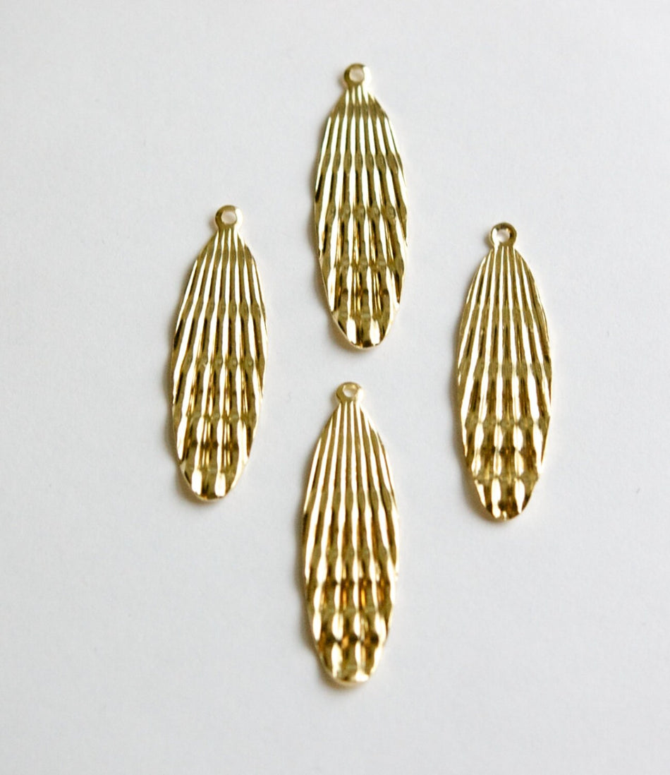 Raw Brass Ribbed Wavy Oval Top Loop Pendant (6) mtl424A