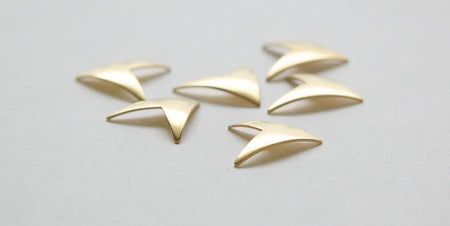 No Hole Raw Brass Dapped Triangle Arrow V Finding (6) mtl430A
