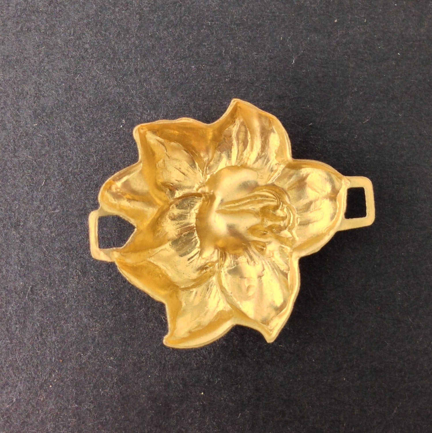 Raw Brass Flower Stamping Connector Pendant 28mm (2) mtl074