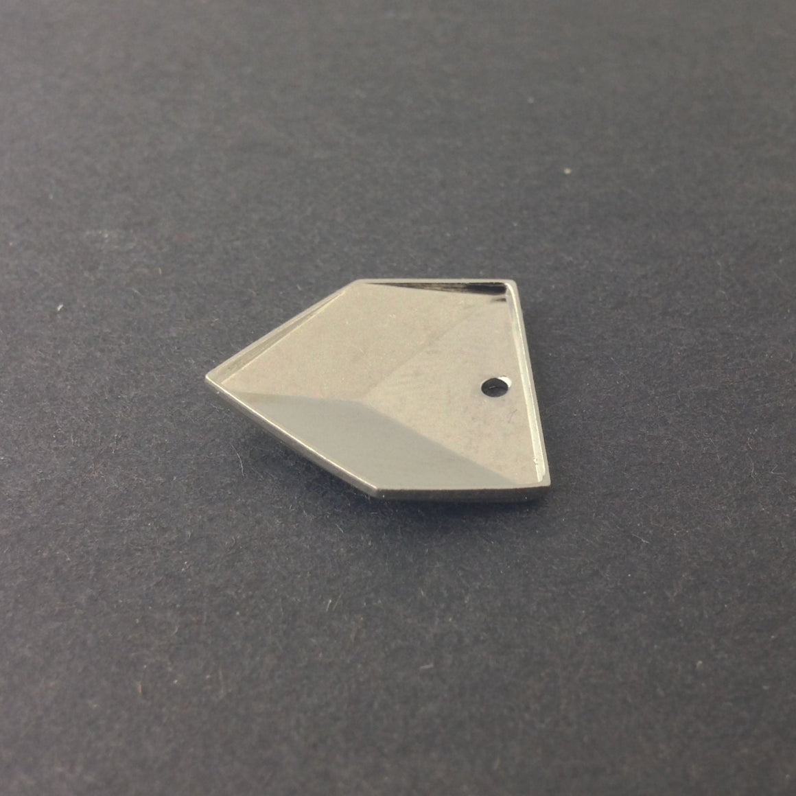 1 Hole Silver Plated Geometric Triangle Charms Drops 18x18mm (6) mtl076C