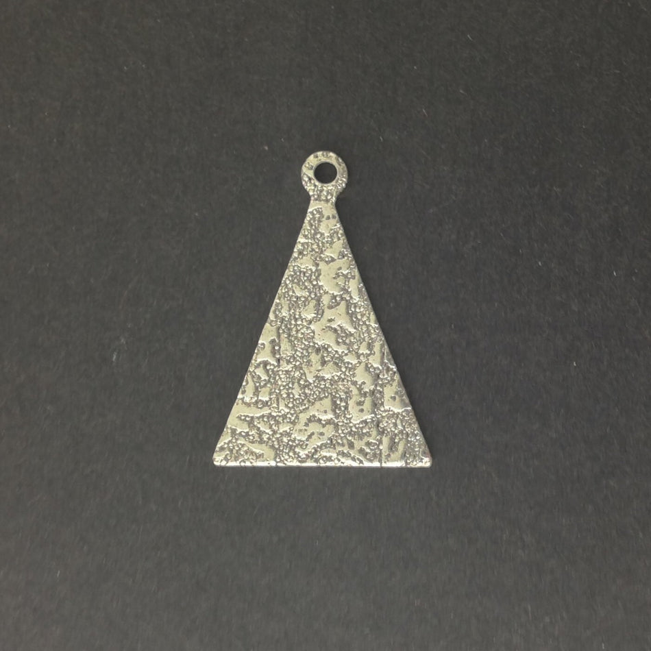 Antiqued Silver Textured Pattern Triangle with Loop Charm Pendant  (6) mtl399D