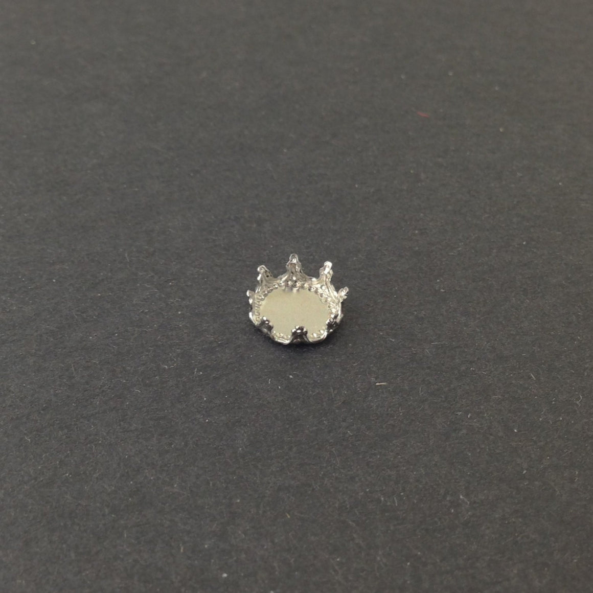Silver Plated Round Crown Edge Settings 8mm (8) stn034G
