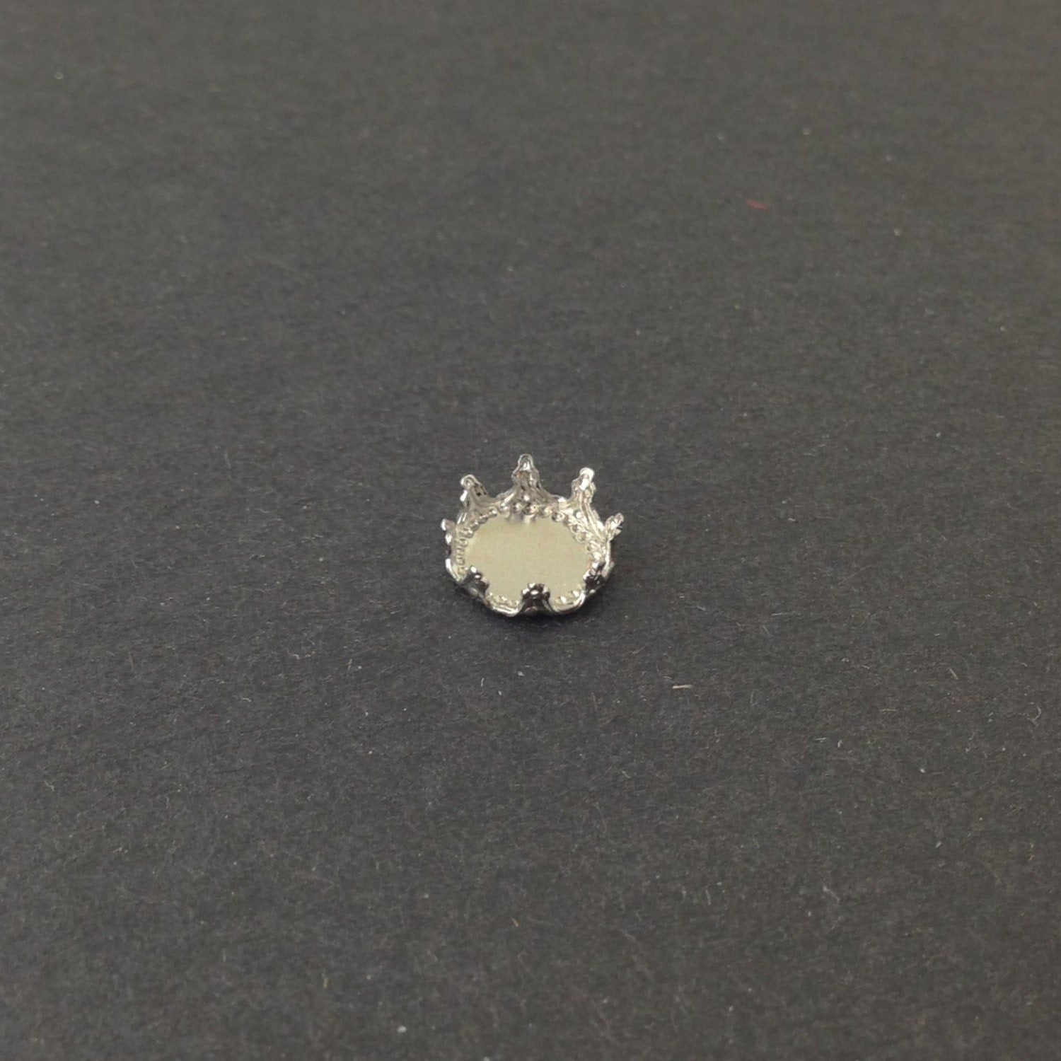 Silver Plated Round Crown Edge Settings 8mm (8) stn034G