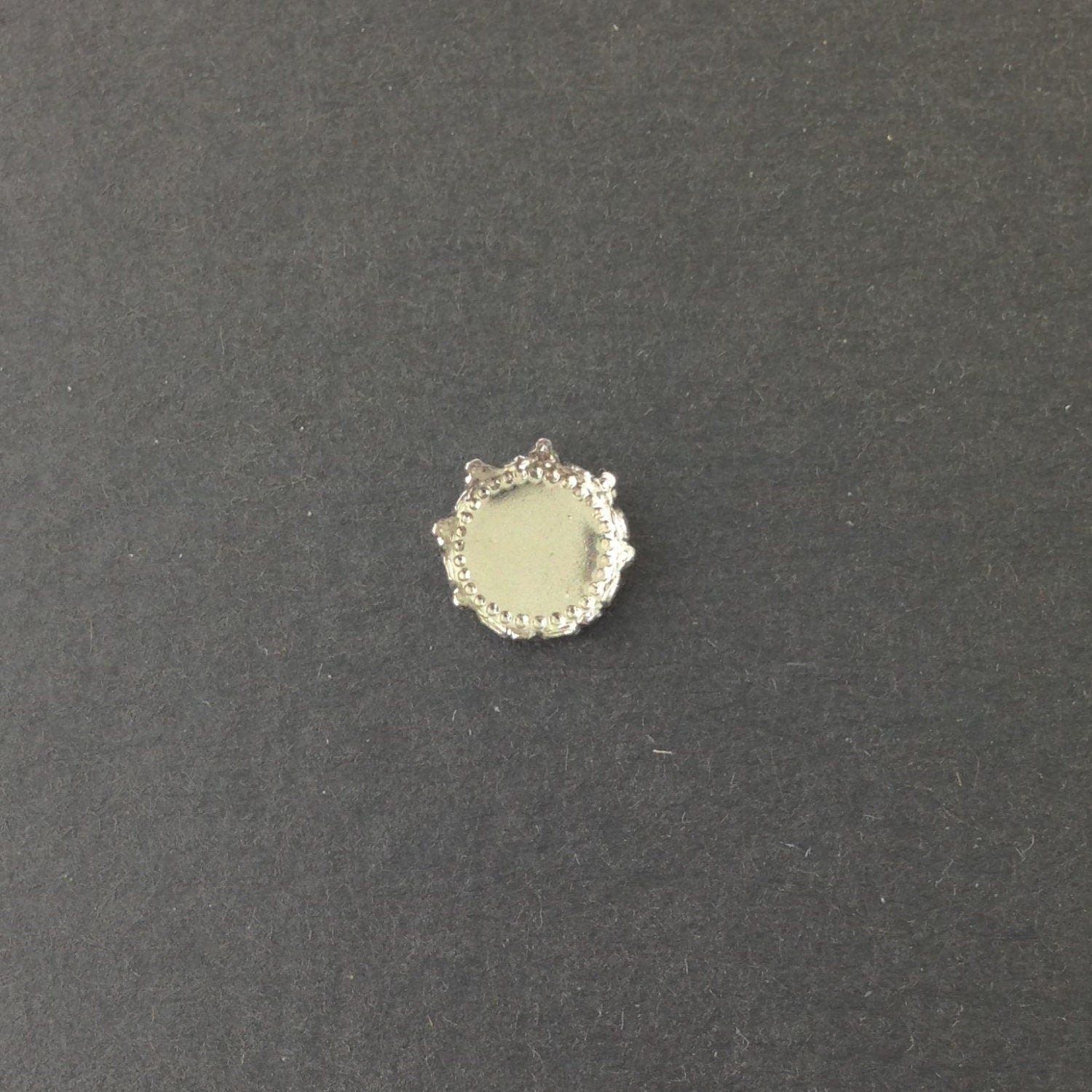 Silver Plated Round Crown Edge Settings 8mm (8) stn034G