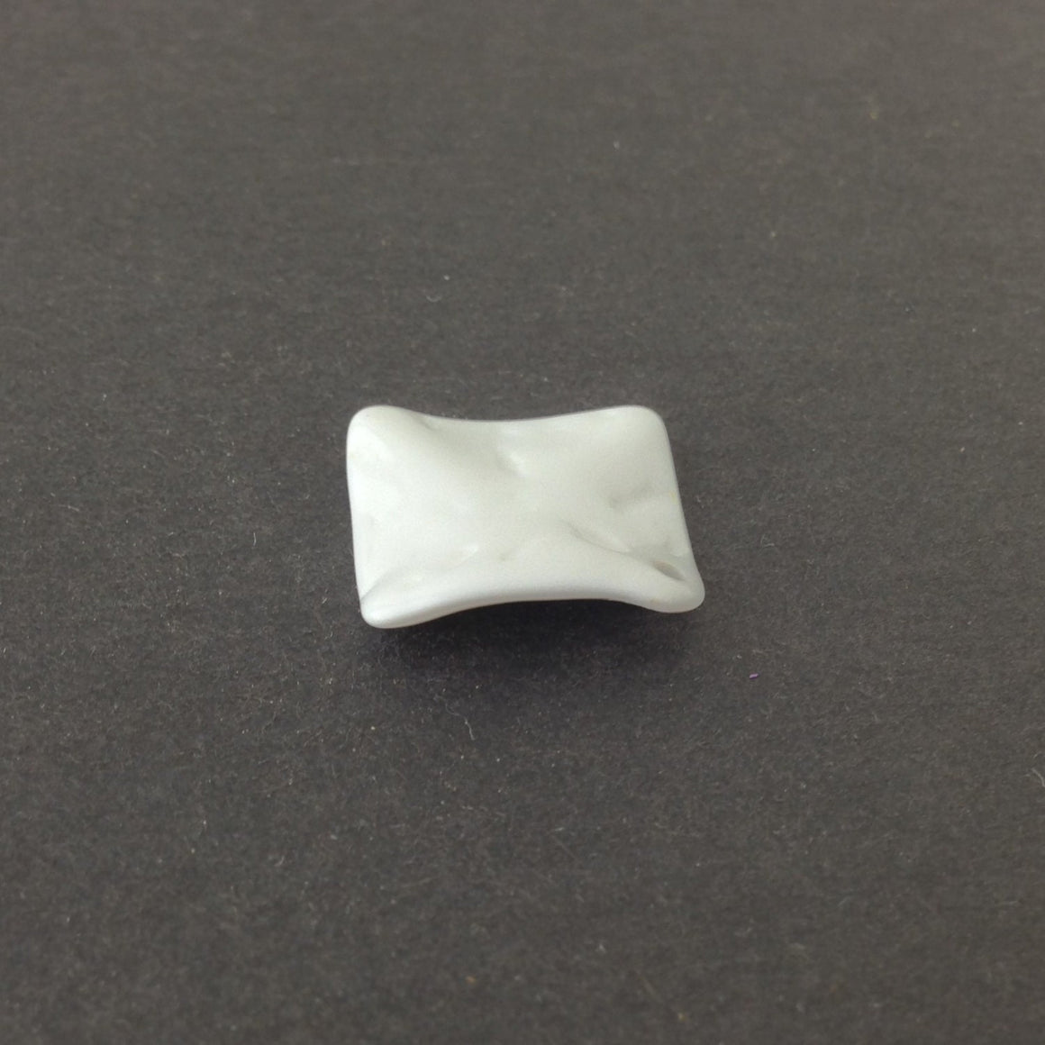 Vintage White Etched Square Wavy Acrylic Pendants 20mm (4) pnd149H