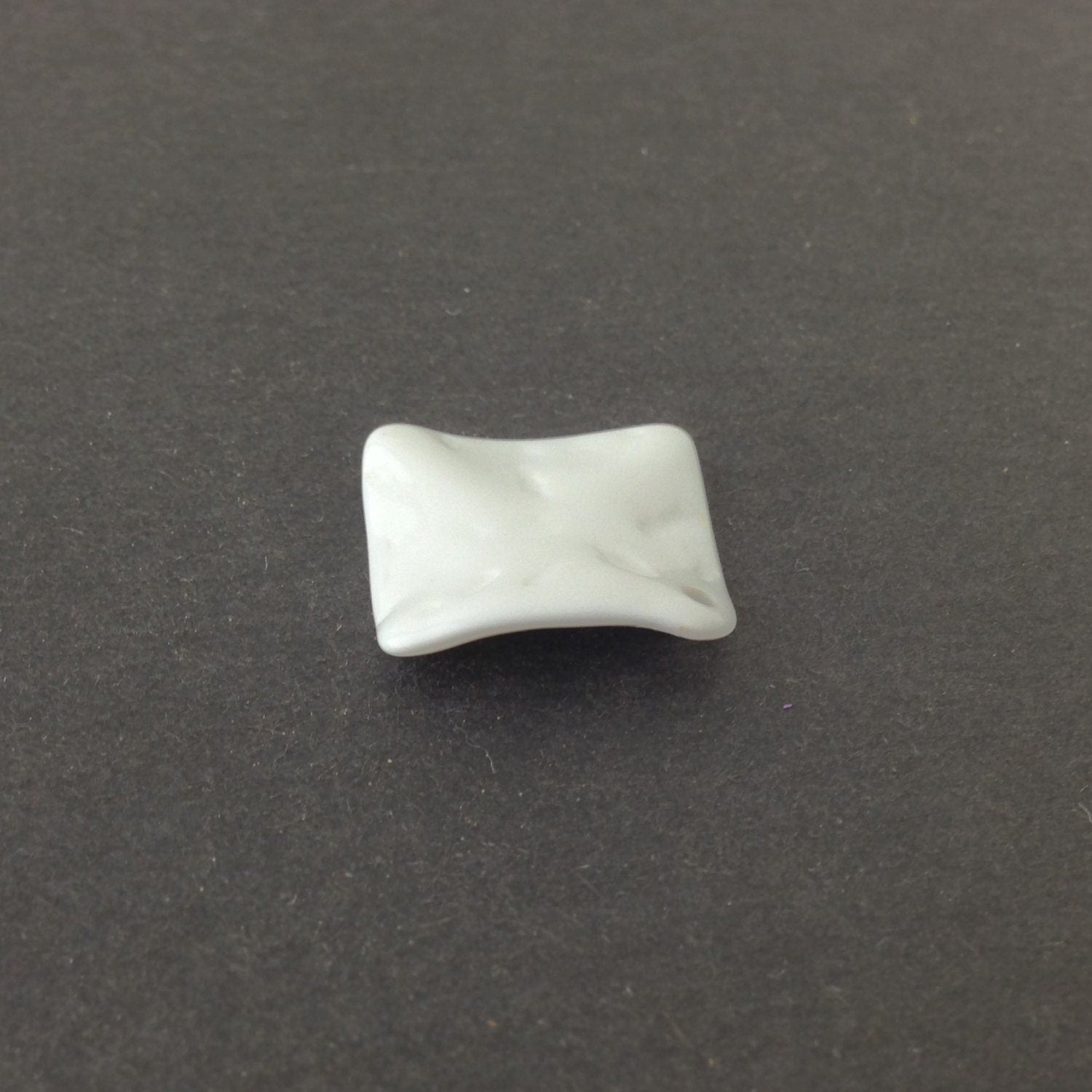 Vintage White Etched Square Wavy Acrylic Pendants 20mm (4) pnd149H