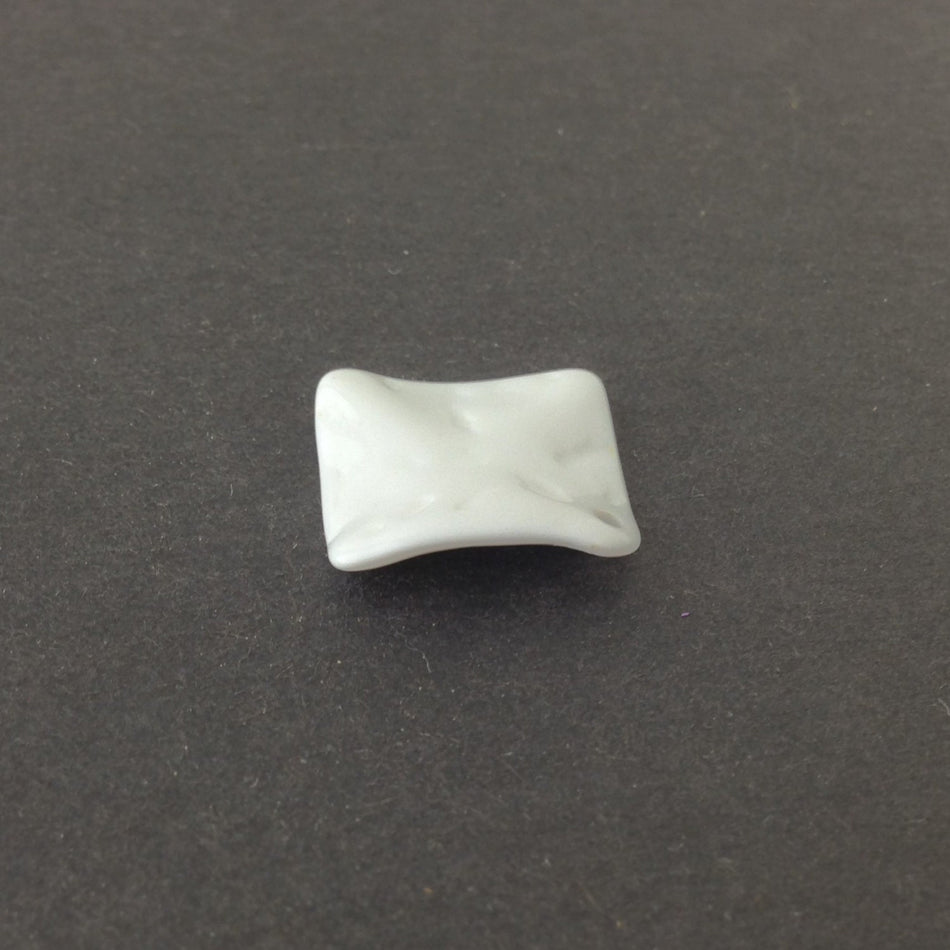 Vintage White Etched Square Wavy Acrylic Pendants 20mm (4) pnd149H