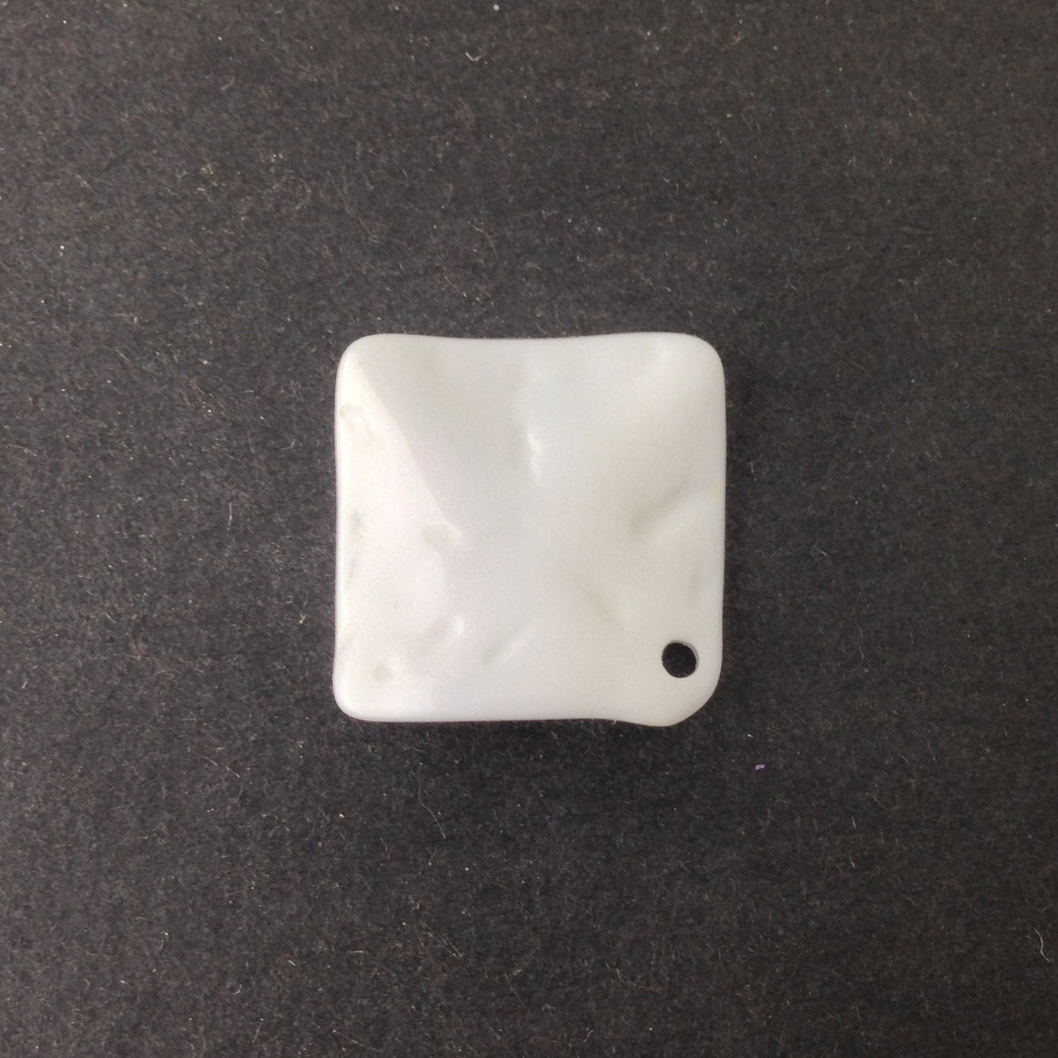 Vintage White Etched Square Wavy Acrylic Pendants 20mm (4) pnd149H