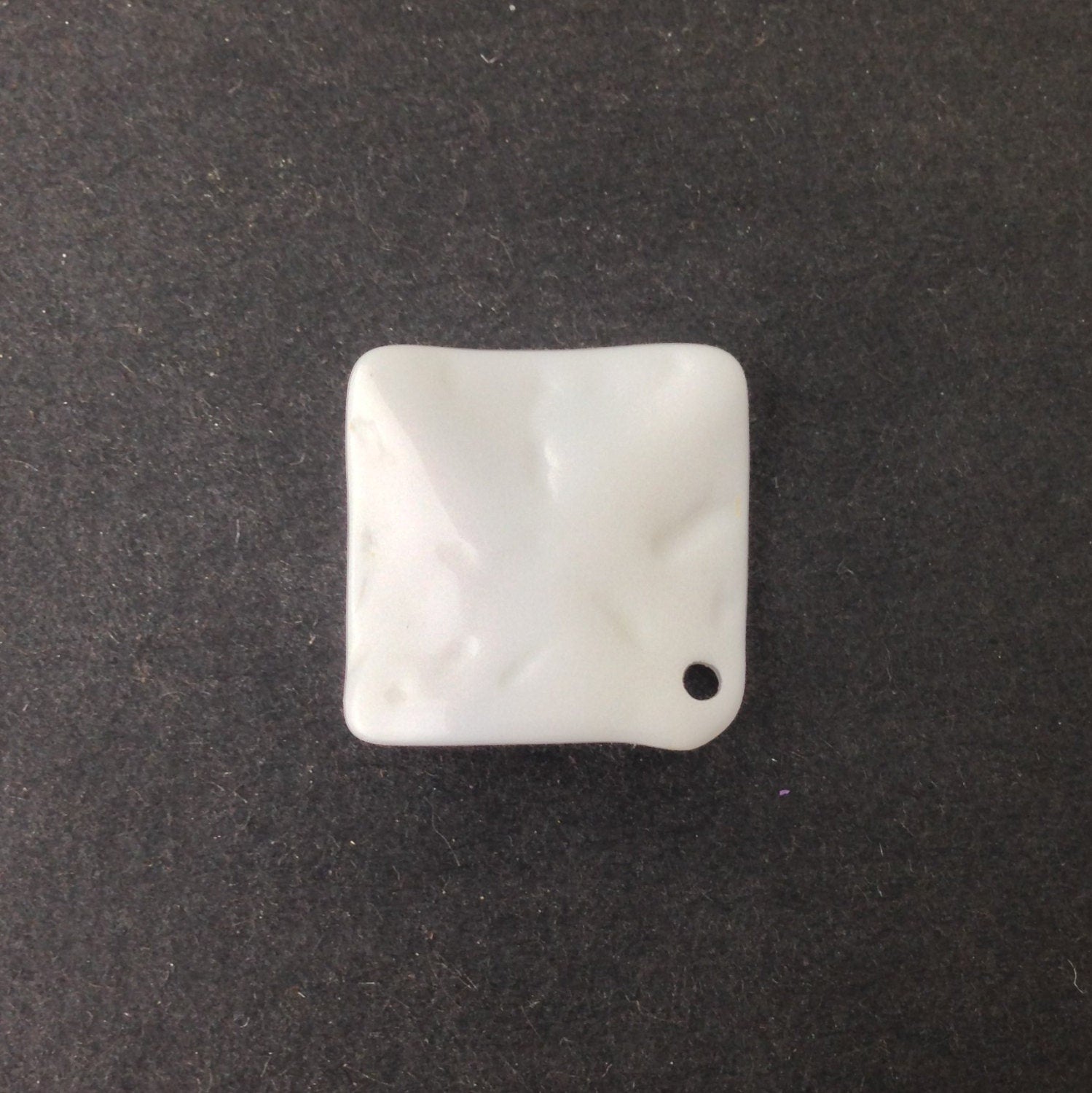 Vintage White Etched Square Wavy Acrylic Pendants 20mm (4) pnd149H