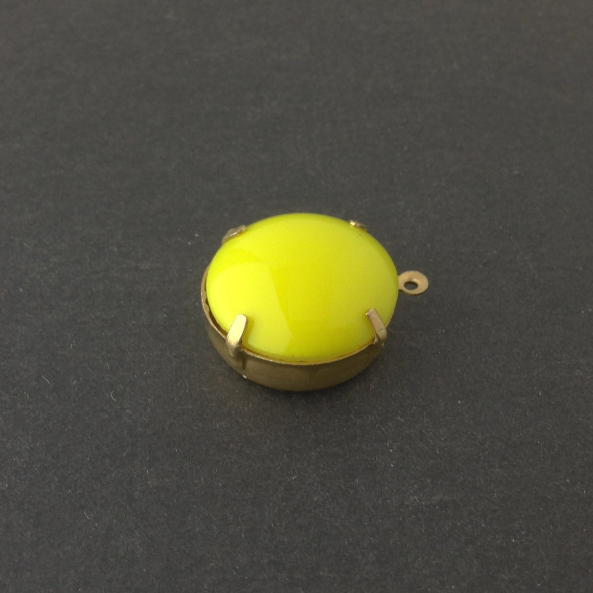 Vintage Opaque Yellow Glass Stones 1 Loop Brass Settings 20mm (1) rnd015C