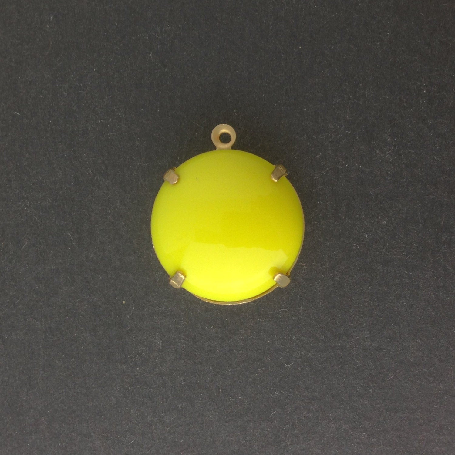 Vintage Opaque Yellow Glass Stones 1 Loop Brass Settings 20mm (1) rnd015C