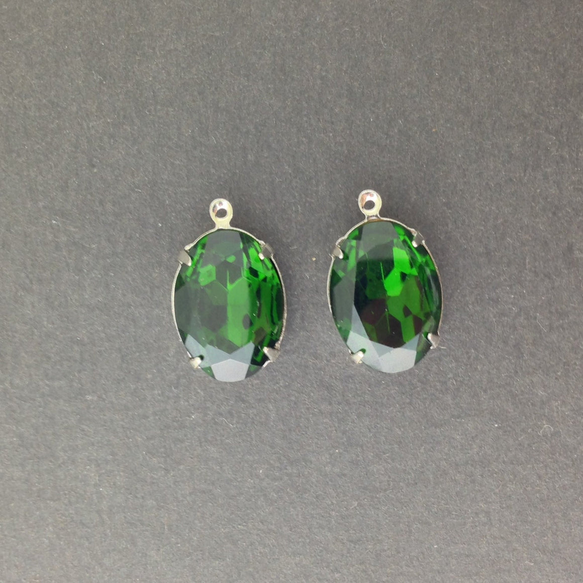 Vintage Faceted Turmalin Green Glass Stone in 1 Loop Silver Plated Setting 18x13mm ovl004D