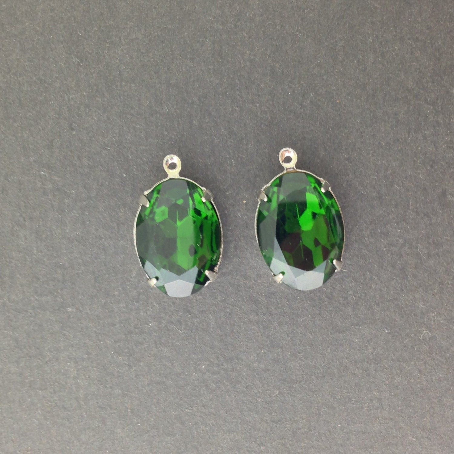 Vintage Faceted Turmalin Green Glass Stone in 1 Loop Silver Plated Setting 18x13mm ovl004D