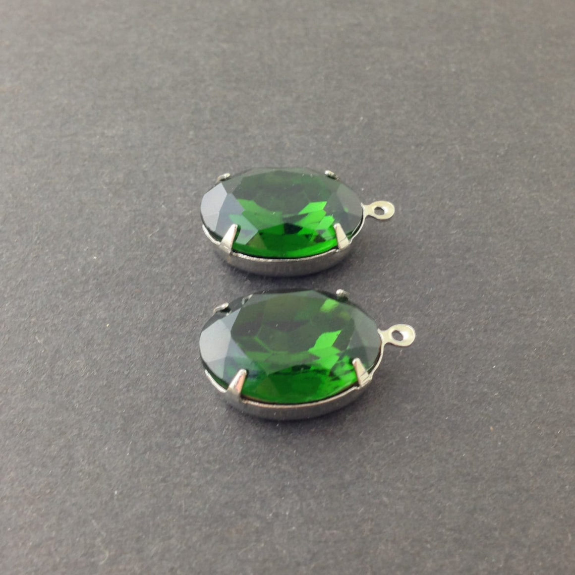Vintage Faceted Turmalin Green Glass Stone in 1 Loop Silver Plated Setting 18x13mm ovl004D