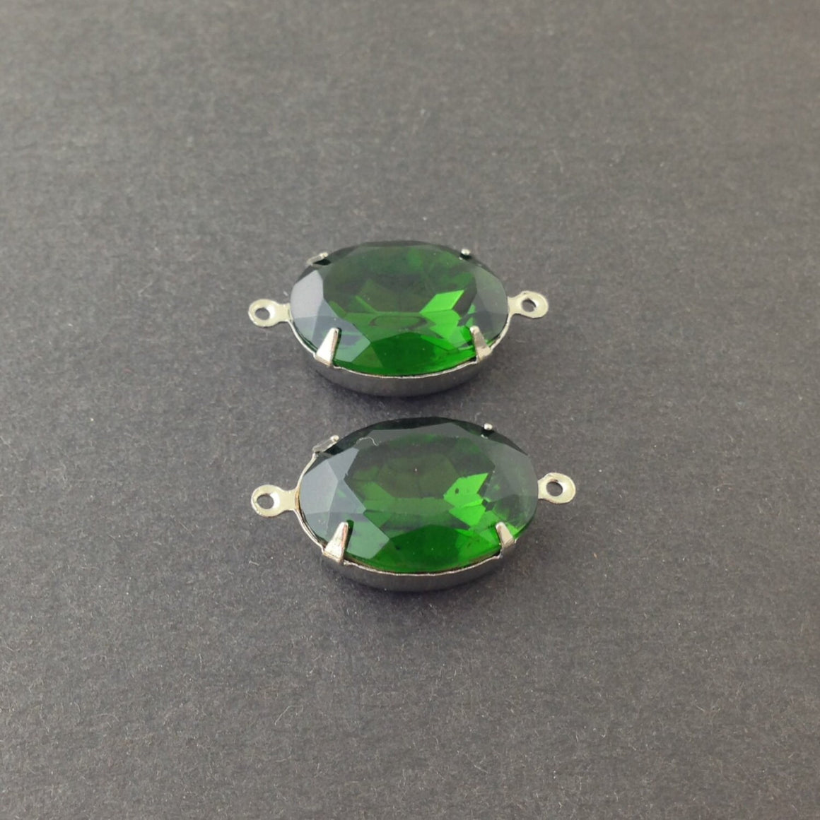 Vintage Faceted Turmalin Green Glass Stone in 2 Loop Silver Plated Setting ovl004D2