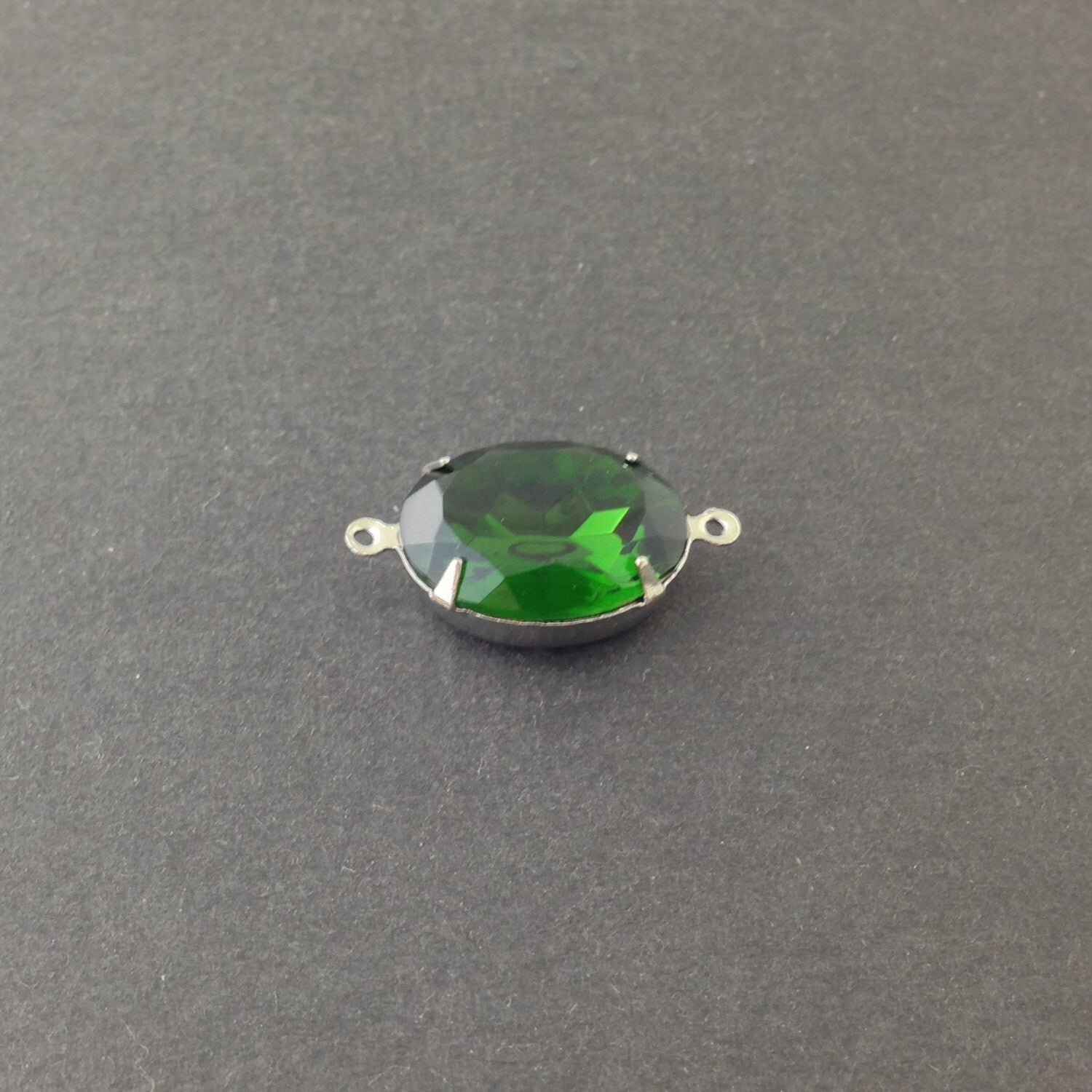 Vintage Faceted Turmalin Green Glass Stone in 2 Loop Silver Plated Setting ovl004D2