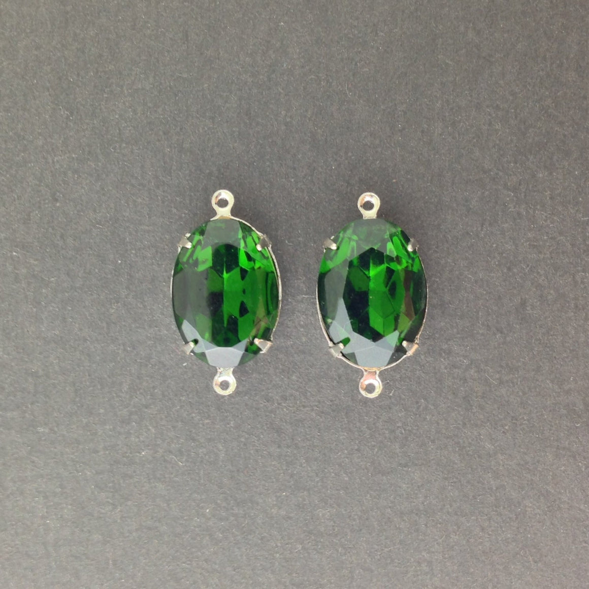 Vintage Faceted Turmalin Green Glass Stone in 2 Loop Silver Plated Setting ovl004D2