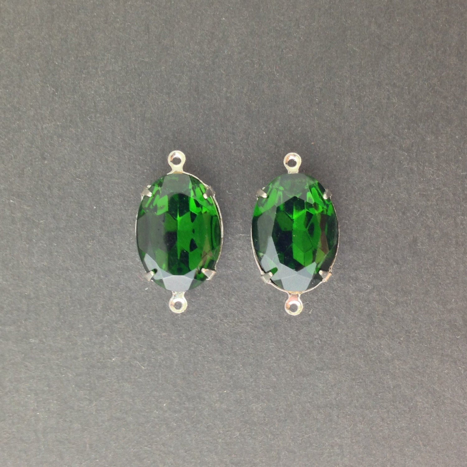 Vintage Faceted Turmalin Green Glass Stone in 2 Loop Silver Plated Setting ovl004D2