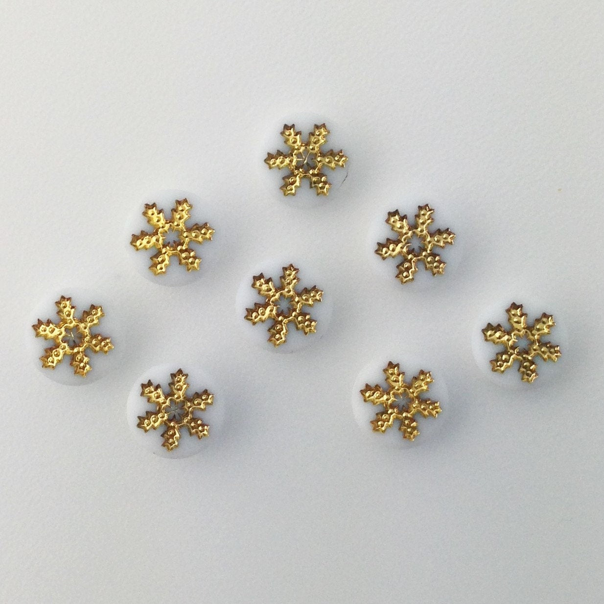 Vintage White and Gold Snowflake or Daisy Cabochons 7mm (8) cab205B