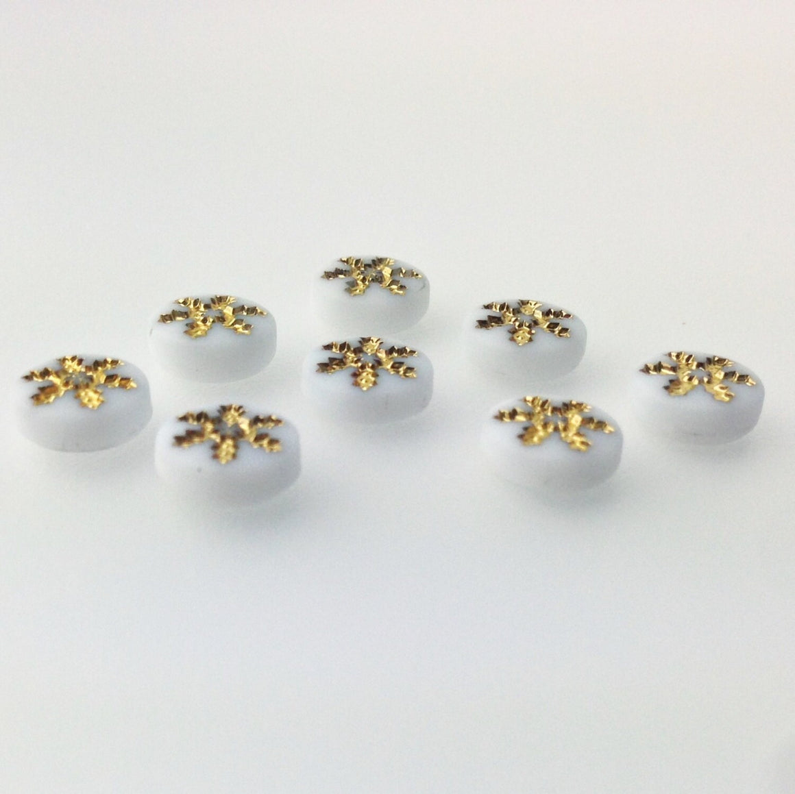 Vintage White and Gold Snowflake or Daisy Cabochons 7mm (8) cab205B