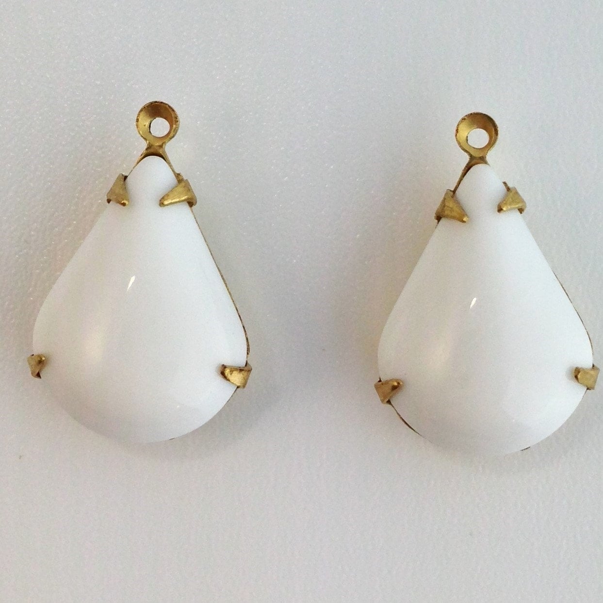 Vintage White Glass Teardrop Stones 1 Loop Brass Setting 18x12mm (2) par018B