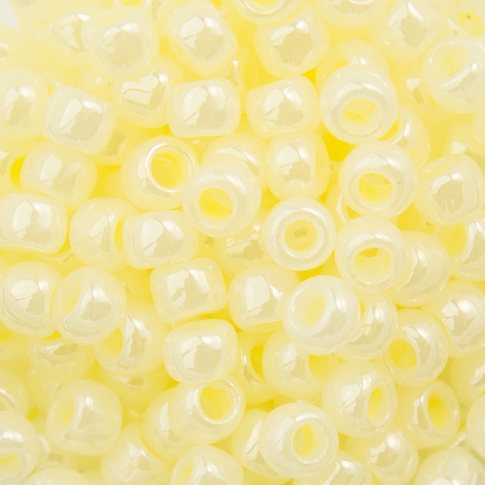 8/0 TOHO ROUND Ceylon Banana Cream Seed Bead (8g)