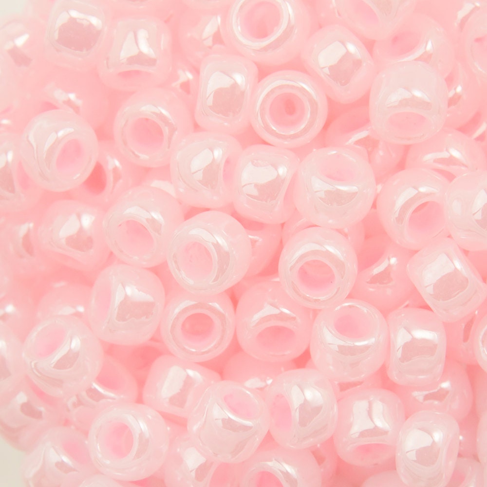 8/0 TOHO ROUND Ceylon Innocent Pink Seed Bead (8g)