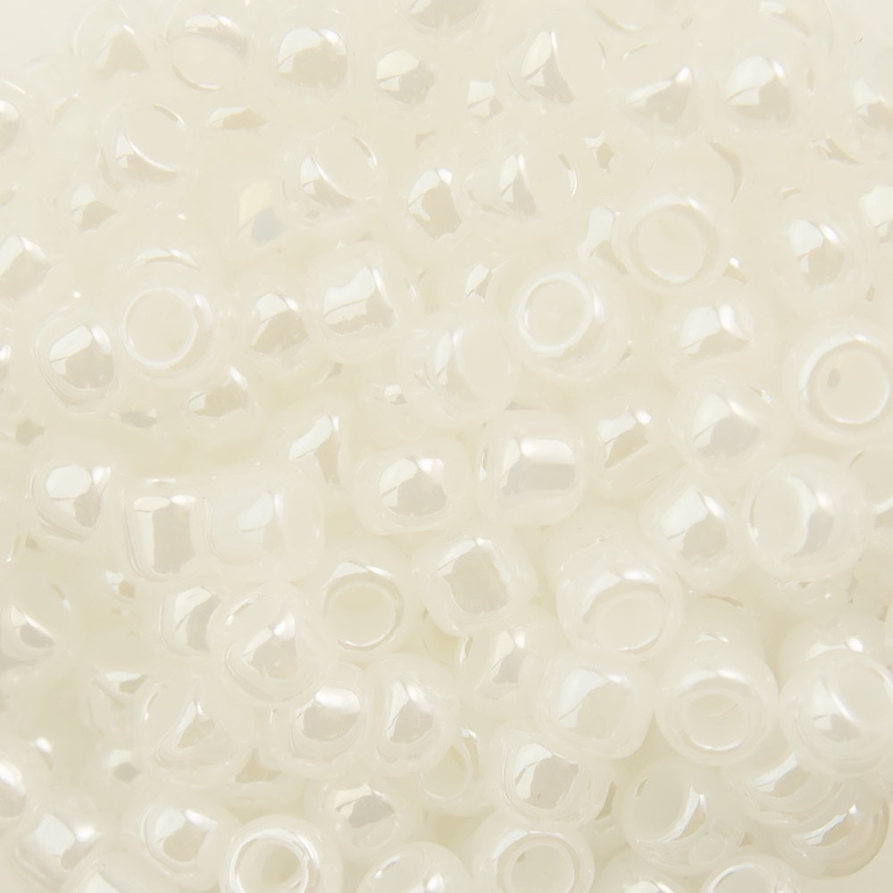 8/0 TOHO ROUND Ceylon Snowflake Seed Bead (8g)
