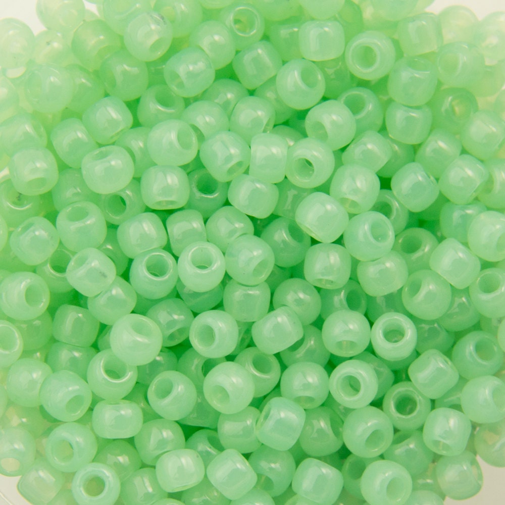 11/0 TOHO ROUND Milky Kiwi Seed Bead (8g)