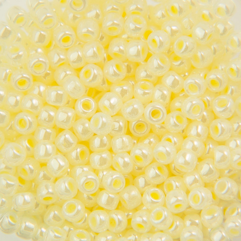 11/0 TOHO ROUND Ceylon Banana Cream Seed Bead (8g)