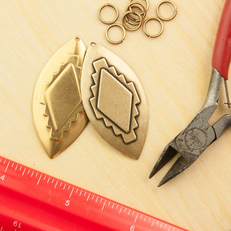 1 Hole Medium Raw Brass Southwestern Drop / Pendant 47x23mm (4) mtl470A