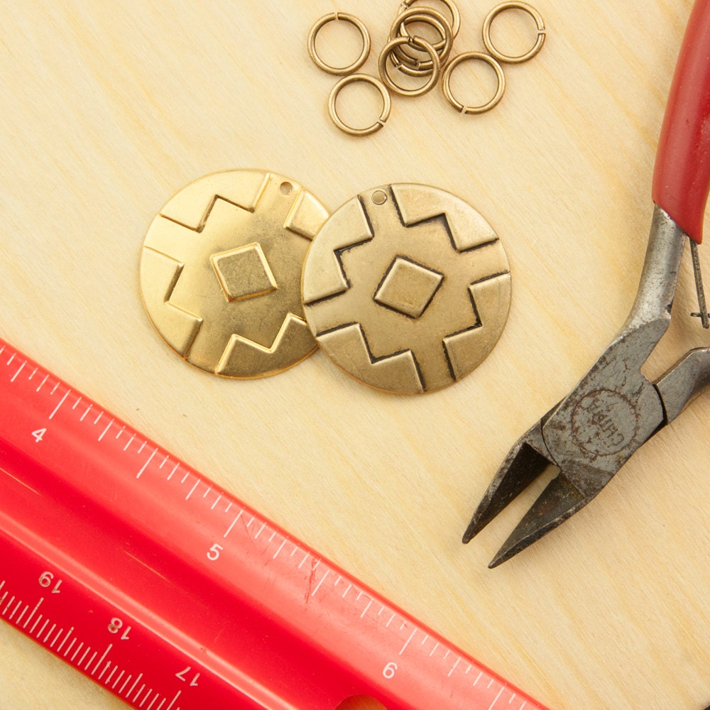 1 Hole Raw Brass Southwestern Drop / Pendant 25mm (4) mtl474A