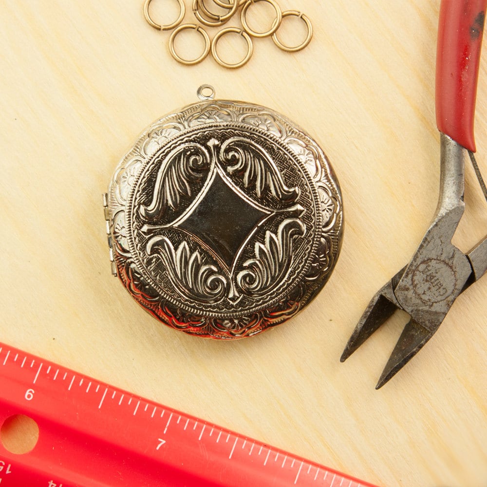Vintage Etched Round Locket 43mm Antiqued Silver lkt006