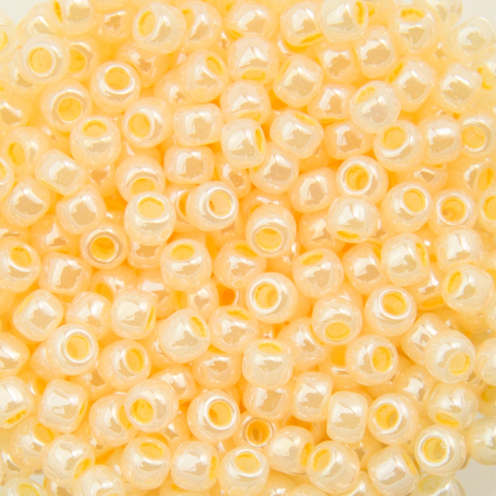 11/0 TOHO ROUND Ceylon Custard Seed Bead (8g)