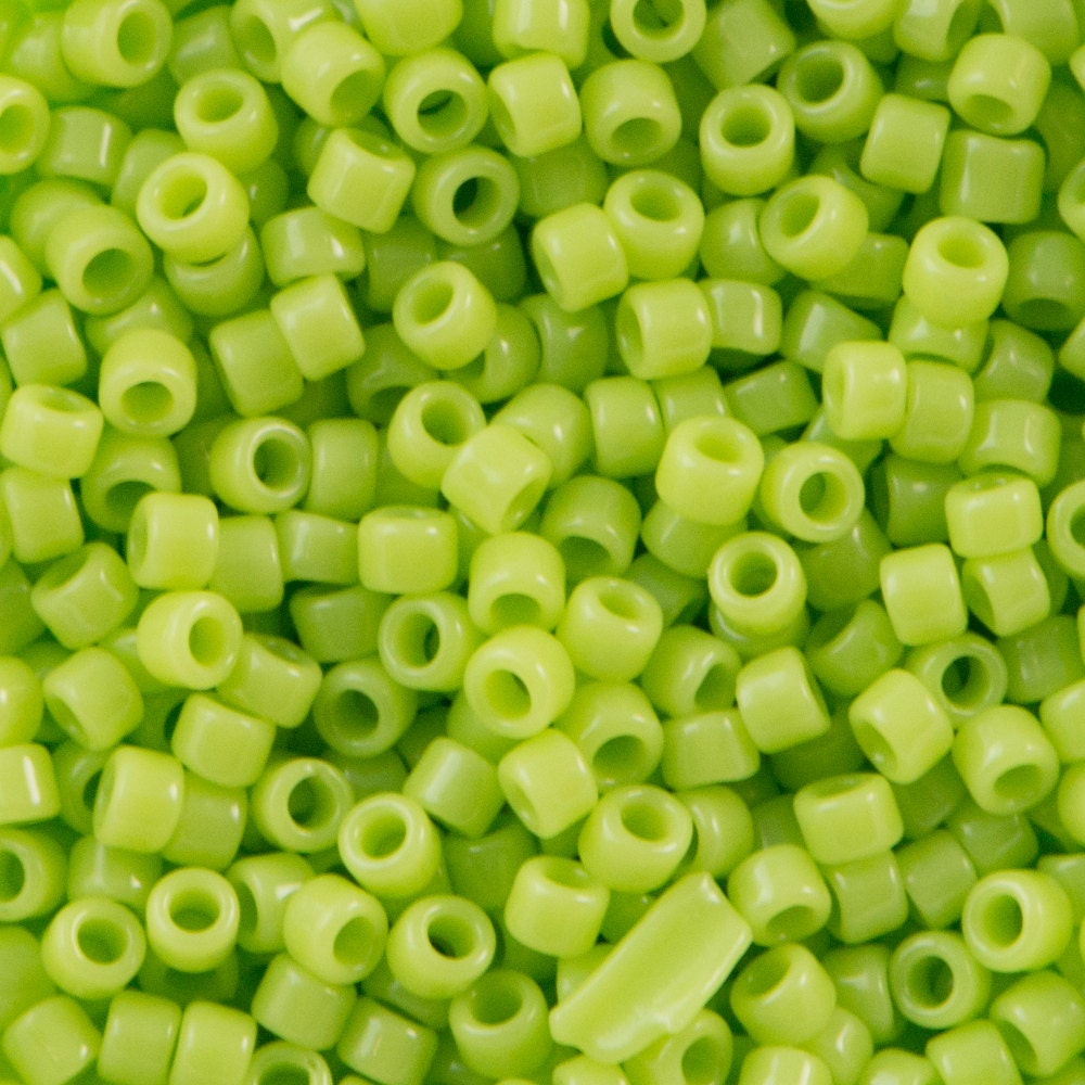 15/0 TOHO ROUND Opaque Sour Apple Seed Bead (8g)