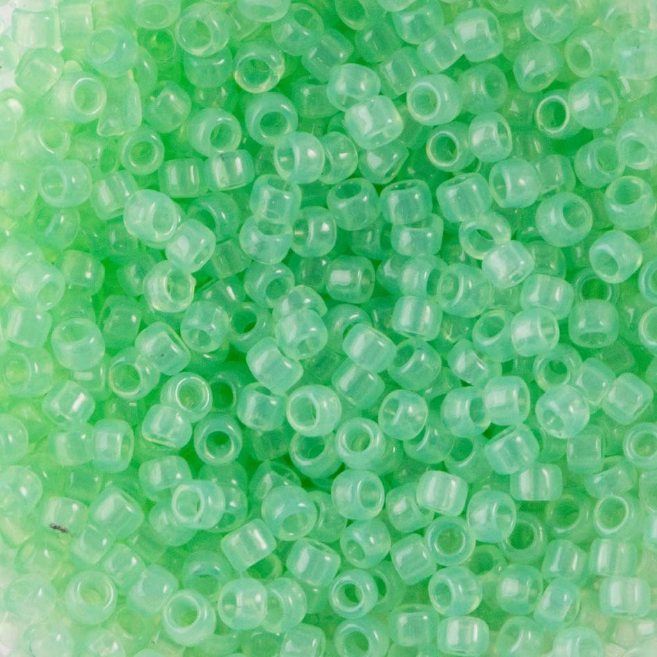 15/0 TOHO ROUND Milky Kiwi Seed Bead (8g)